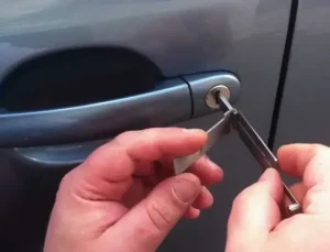 открыть дверь машины